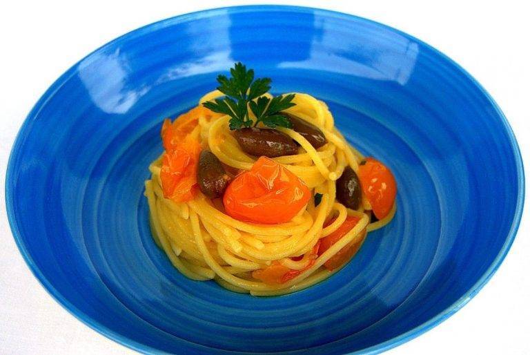 Spaghetti met gele datterini tomaten, ansjovissaus en kappertjes uit Pantelleria